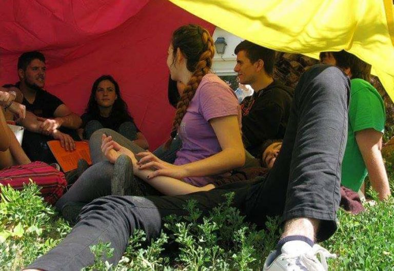 jovenes en una tienda de campaña o algo