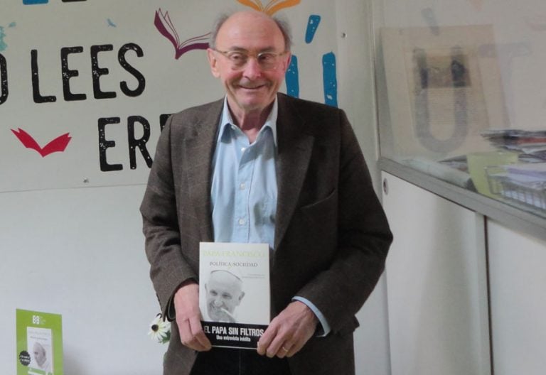 Dominique Wolton posa con su libro en la sede de ediciones encuentro el lunes santo de 2018