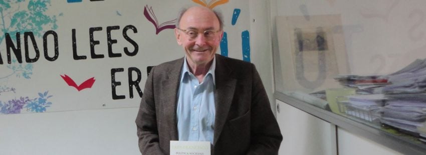 Dominique Wolton posa con su libro en la sede de ediciones encuentro el lunes santo de 2018