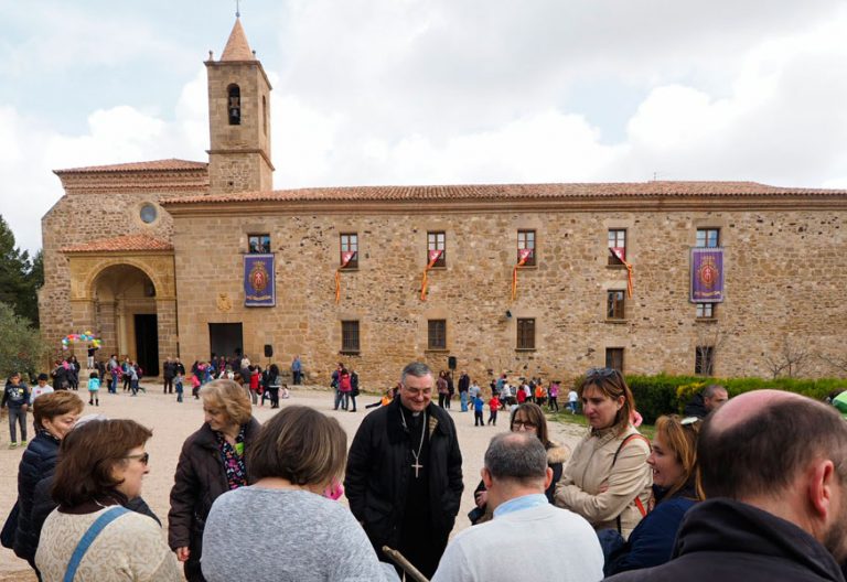 Imagen de archivo del monasterio de N S del Olivar en Teruel en la que se ve también al obispo