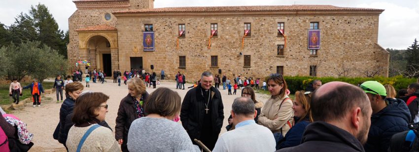 Imagen de archivo del monasterio de N S del Olivar en Teruel en la que se ve también al obispo Antonio Gómez Cantero