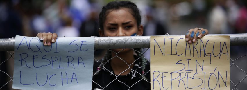 foto de una mujer manifestándose en Nicaragua