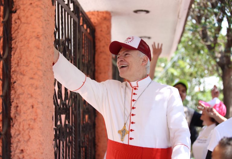 El cardenal Carlos Aguiar sale a tocar puertas