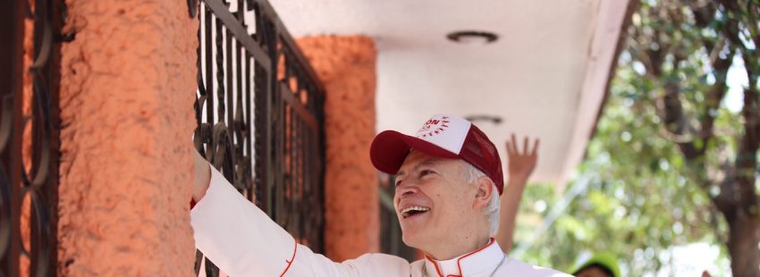 El cardenal Carlos Aguiar sale a tocar puertas