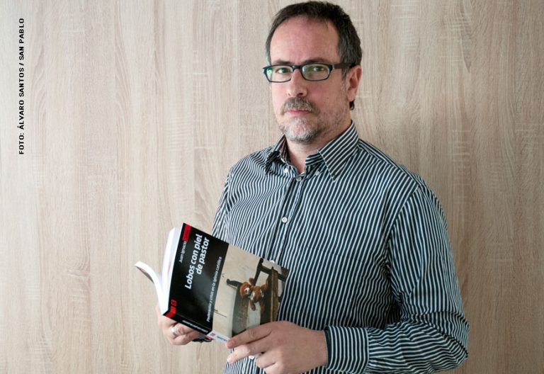 El periodista Juan Ignacio Cortés con su libro 'Lobos con piel de pastor'