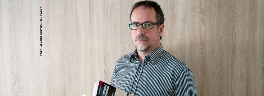 El periodista Juan Ignacio Cortés con su libro 'Lobos con piel de pastor'