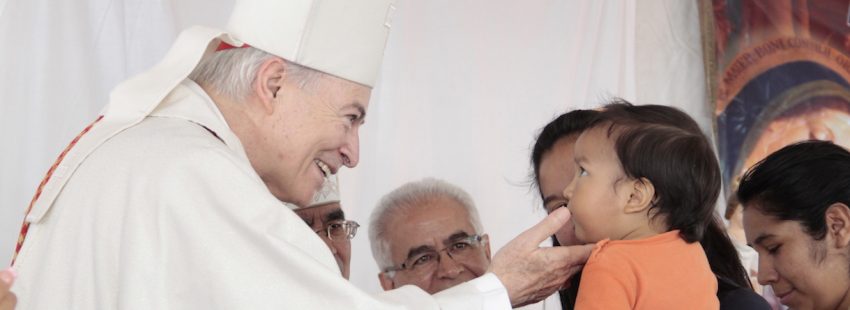 El cardenal Aguiar Retes se encuentra con madres reclusas