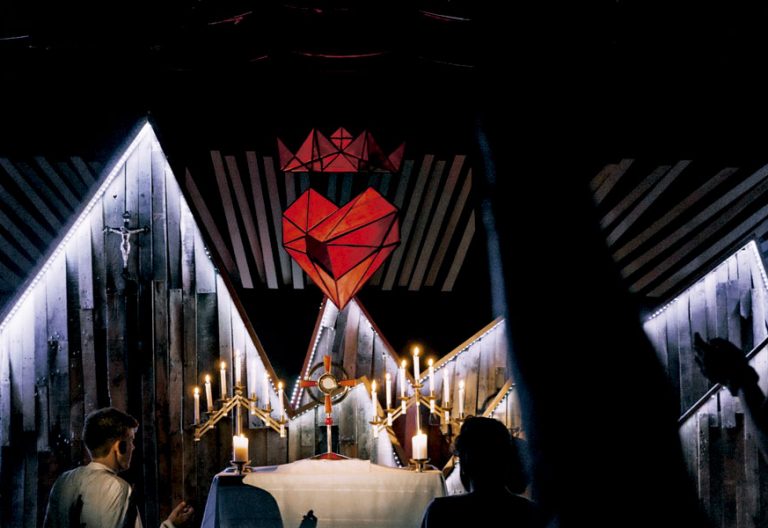 Adoración al Santísimo durante un encuentro de Life Teen. Foto: Life Teen