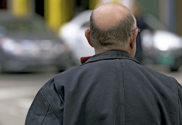 Persona mayor en la calle