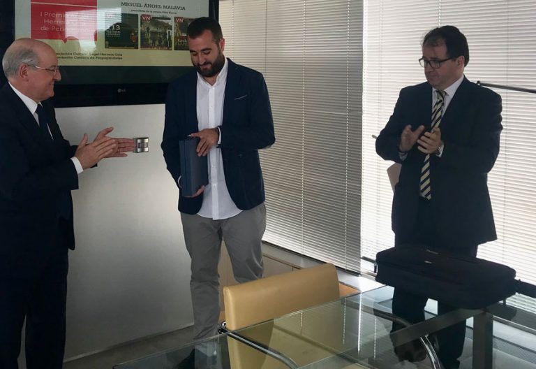 Miguel Ángel Malavia recibe el I Premio de Periodismo Ángel Herrera Oria