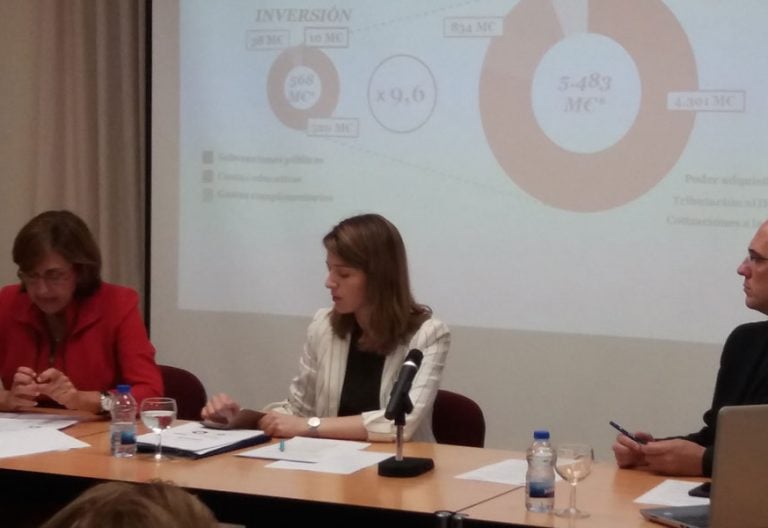 Ester Martín –en el centro–, directora de la Oficina de Transparencia de la CEE, durante la