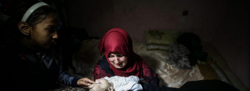 Familiares lloran la muerte de la pequeña Layila al-Ghandour, de ocho meses, fallecida por inhalación de gas lacrimógeno en las protestas contra el traslado de la Embajada de EEUU a Jerusalén