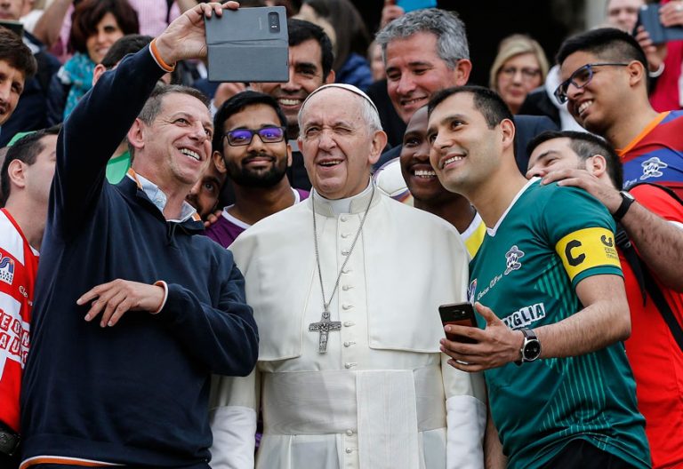 El Papa se fotografía con un grupo en la Audiencia General 23 mayo 2018