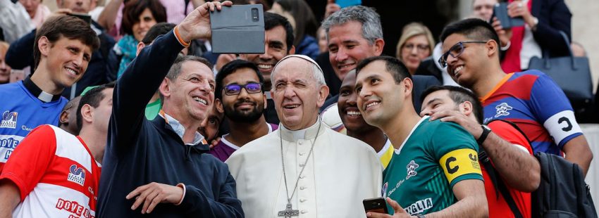 El Papa se fotografía con un grupo en la Audiencia General 23 mayo 2018