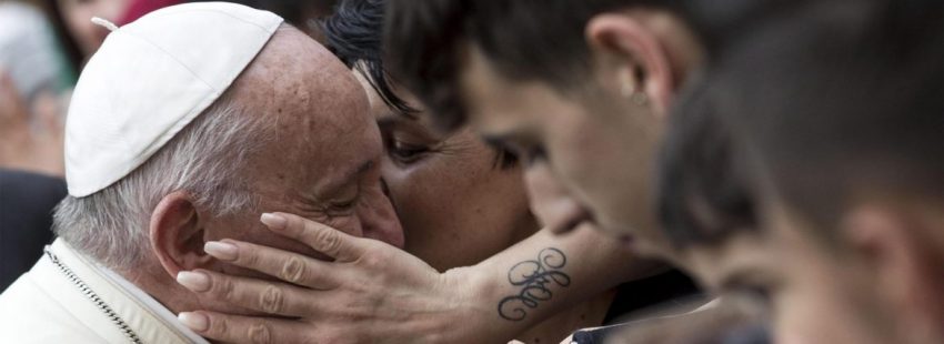 El Papa, durante su visita a la parroquia del Santísimo Sacramento en Roma