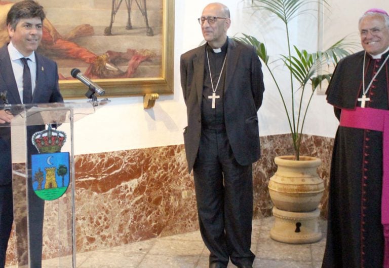 el alcalde de montilla con el cardenal omella y el arzobispo de cordoba ahi anunciando lo de san