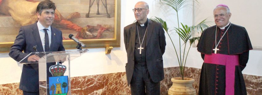 el alcalde de montilla con el cardenal omella y el arzobispo de cordoba ahi anunciando lo de san