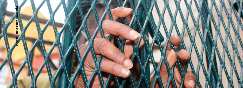 Víctima de trata posa ante unas rejas España Adoratrices Proyecto Esperanza