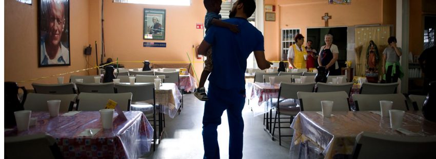 Voluntario salesiano en un comedor de esta congregación en México