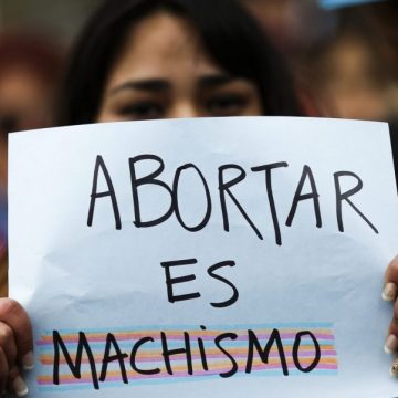 Una mujer protesta en Buenos Aires contra la despenalización del aborto/EFE