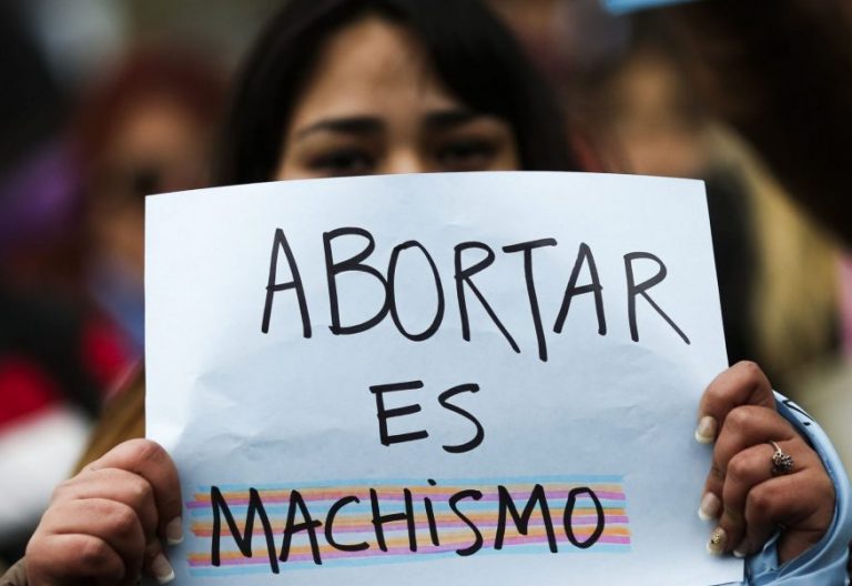 Una mujer protesta en Buenos Aires contra la despenalización del aborto/EFE