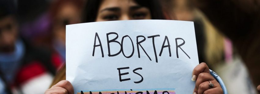 Una mujer protesta en Buenos Aires contra la despenalización del aborto/EFE