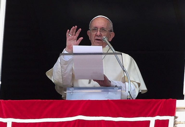 El Papa en el ángelus: “¡Dios nos libre de querer destruir la buena reputación del otro!”