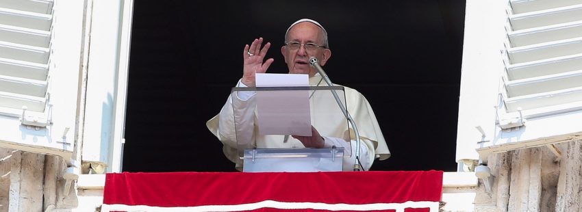 El Papa en el ángelus: “¡Dios nos libre de querer destruir la buena reputación del otro!”