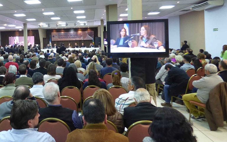 Los obispos argentinos buscan junto a políticos y sindicalistas “caminos de reparación para los