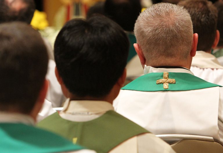 Varios sacerdotes durante una celebración