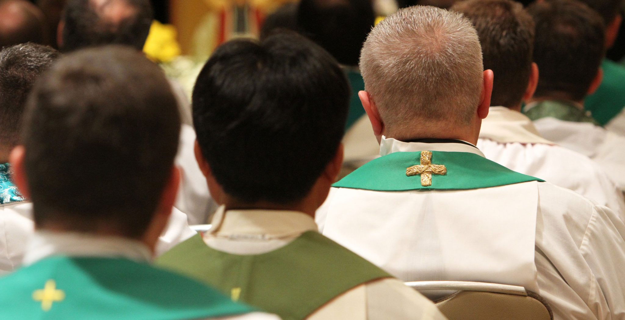 Varios sacerdotes durante una celebración