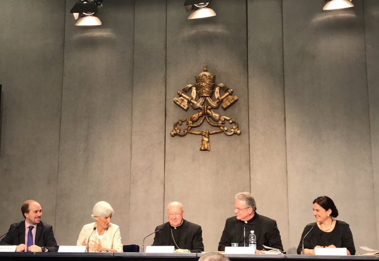 El cardenal Kevin Farrell presenta el documento 'Dar lo mejor de uno mismo' en el Vaticano
