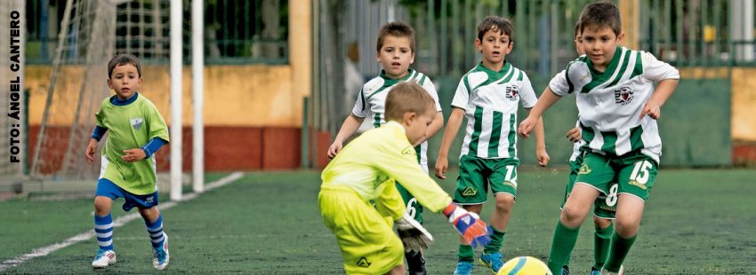 Varios niños de un proyecto de fútbol solidario de los salesianos en Valladolid
