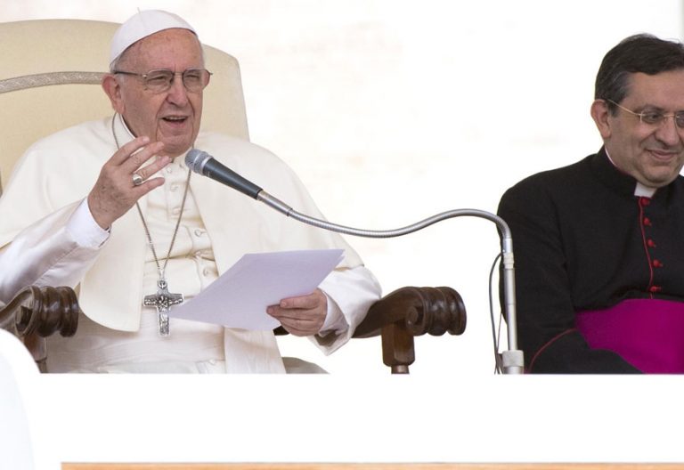 El papa hablando en la audiencia general sobre el joven rico y los mandamientos en junio de 2018