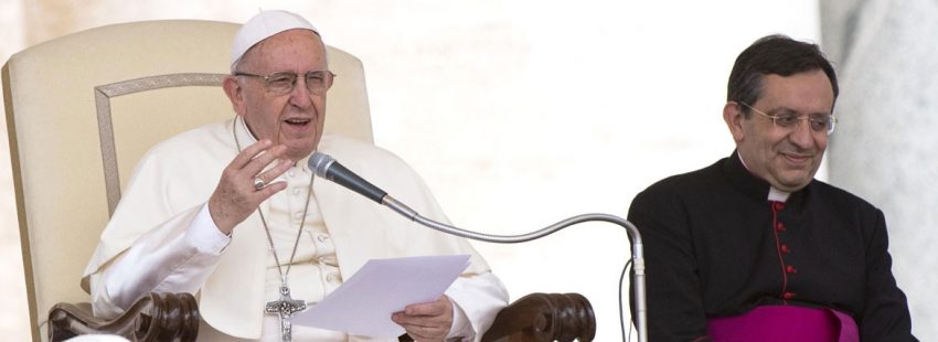 El papa hablando en la audiencia general sobre el joven rico y los mandamientos en junio de 2018