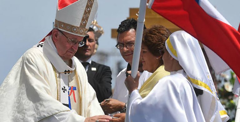 Francisco acepta primeras tres renuncias de obispos en Chile