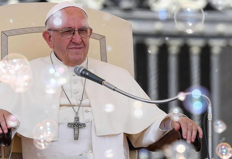 El Papa en la audiencia general viendo a unos artistas de un circo entre pompas de jabon