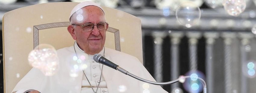 El Papa en la audiencia general viendo a unos artistas de un circo entre pompas de jabon