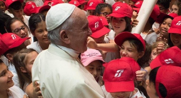 El Papa con niños del 'Tren de los niños'