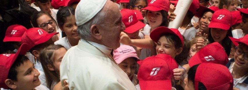 El Papa con niños del 'Tren de los niños'