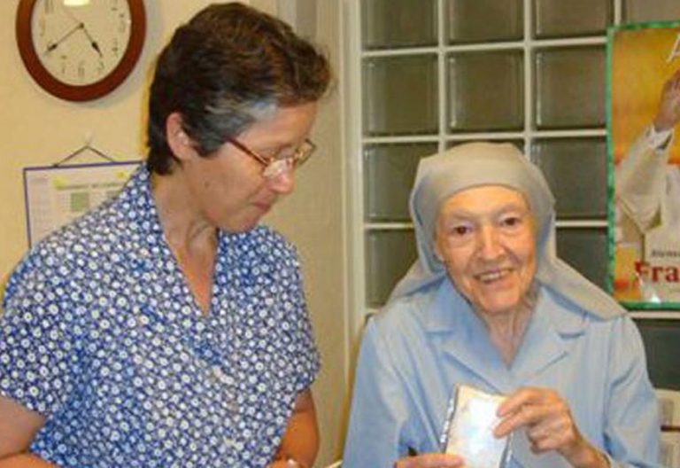 Adiós a la monja centenaria que iluminaba Japón con sus castañuelas
