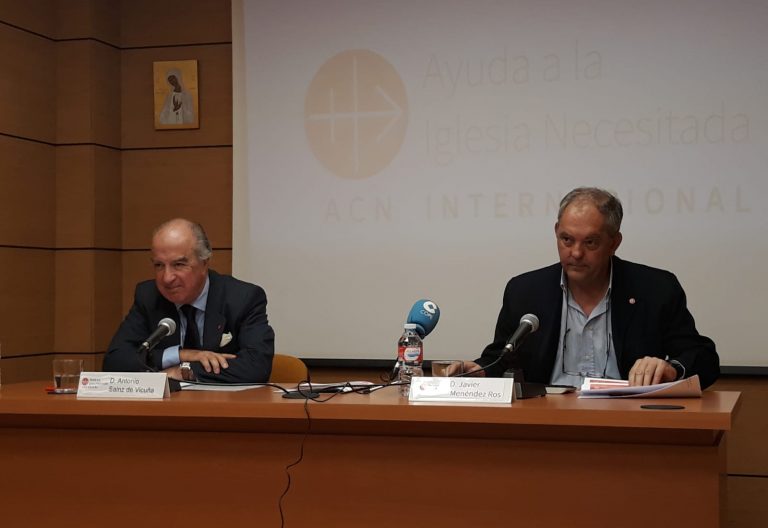 Sáinz de Vicuña y Menéndez Ros, de ACN, presentando la Memoria anual de Actividades