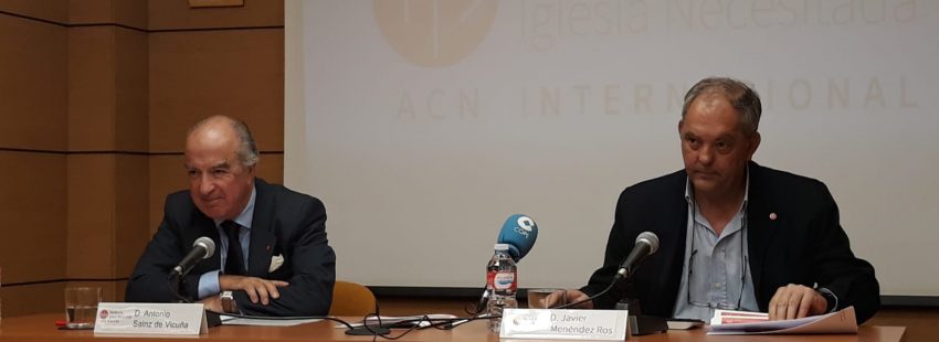 Sáinz de Vicuña y Menéndez Ros, de ACN, presentando la Memoria anual de Actividades