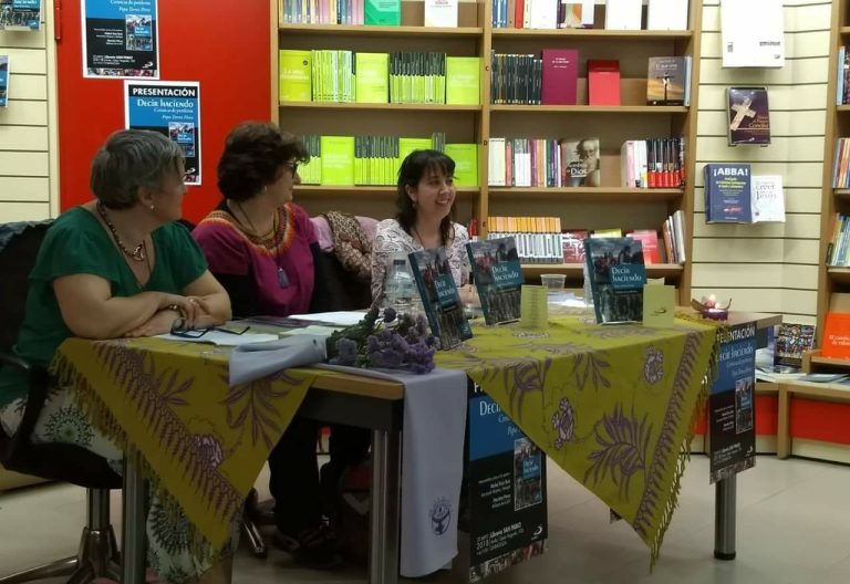 Pepa Torres y militantes de la JOC presentando un libro en Zaragoza en mayo de 2018