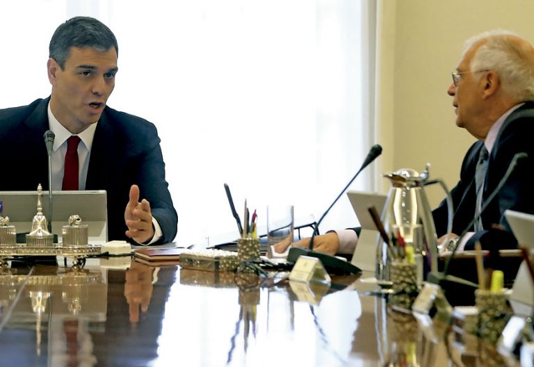 Pedro Sánchez y Josep Borrell, en el primer Consejo de Ministros del Gobierno junio 2018