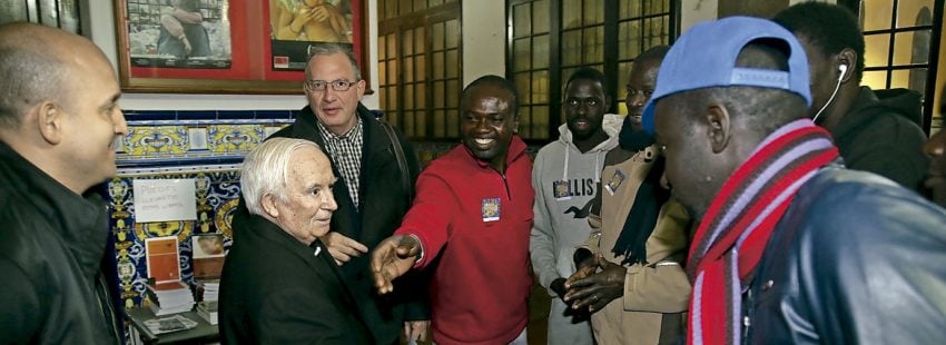 El cardenal arzobispo de Valencia, Antonio Cañizares, saluda a inmigrantes