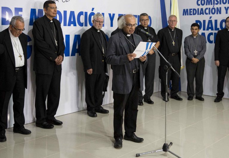 el cardenal brenes hablando con el resto de obispos de nicaragua tras ver al presidente ortega