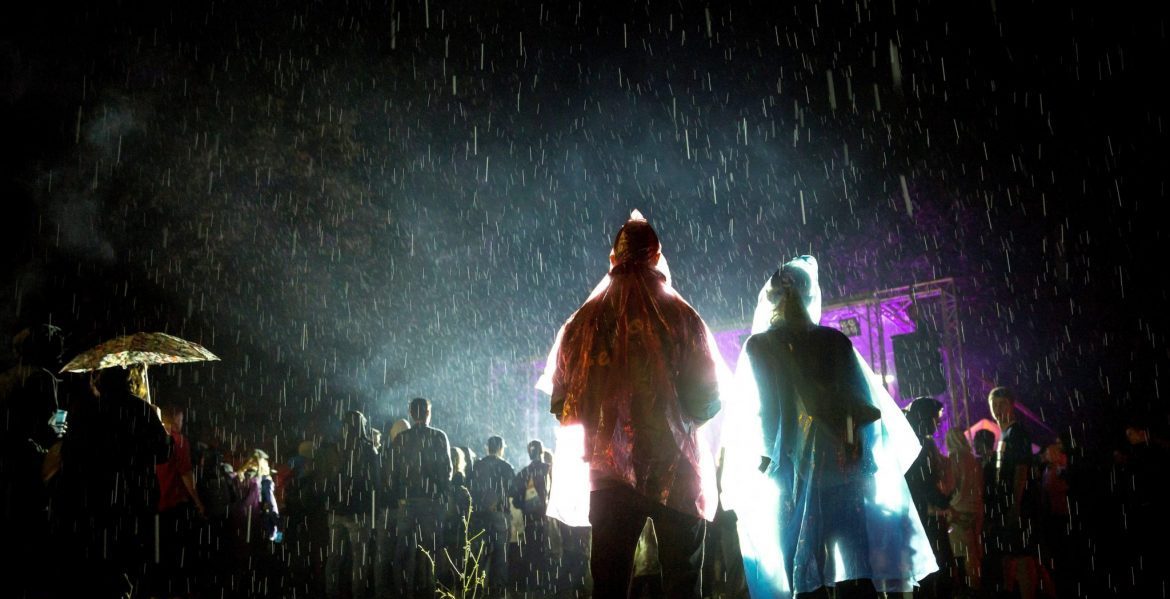 Jóvenes en un festival de música en Hungría/EFE
