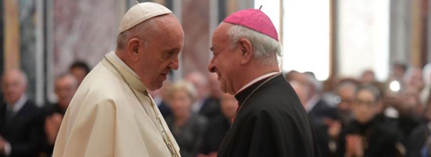El papa Francisco saluda al arzobispo Vincenzo Paglia
