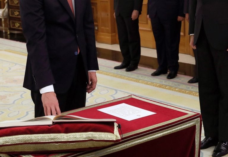 Pedro Sánchez, primer presidente del Gobierno sin Dios como testigo